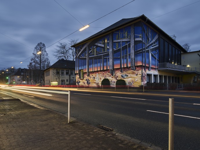 Im Rahmen der Kampagne "Weltbaustellen NRW" gestalteten die Künstler Charles Bhebe und Jan Bresinski die Fassade des Gymnasiums am Löhrtor in Siegen. (vergrößerte Bildansicht wird geöffnet)